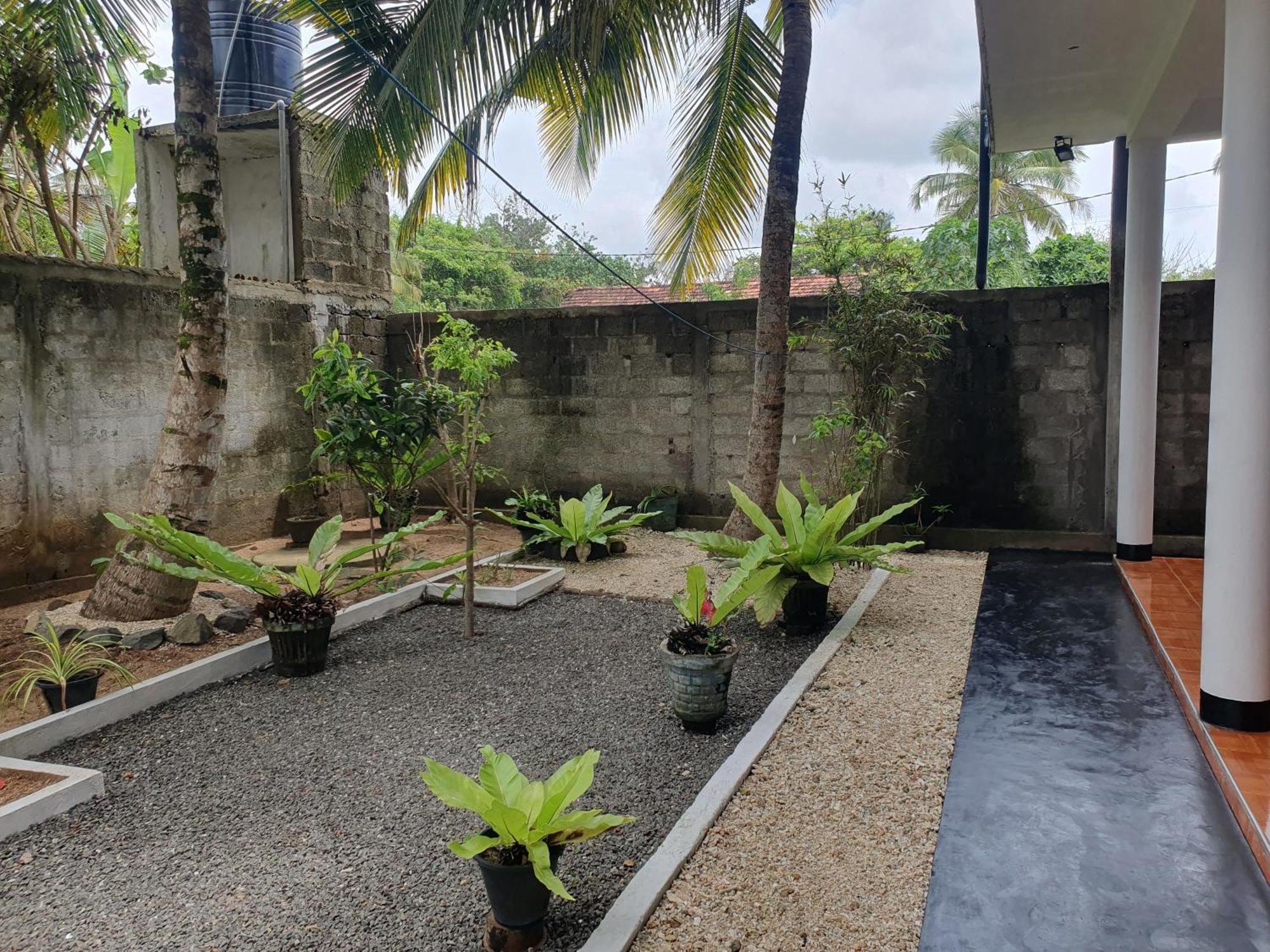 Sayura Beach Hotel Mirissa Bagian luar foto